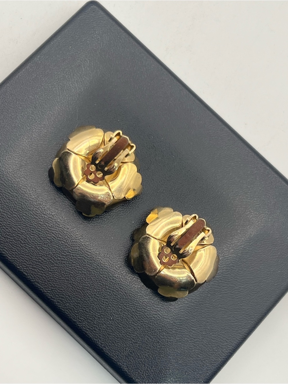 3D gold tone flower clip on earrings vintage - Picture 10 of 16